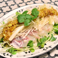 上州ねぎたっぷり＆ねぎだれで頂く中華風白身魚のお刺身【ぐんまクッキングアンバサダー】仕上げの熱々ごま油でおねぎが食べやすいおつまみ。