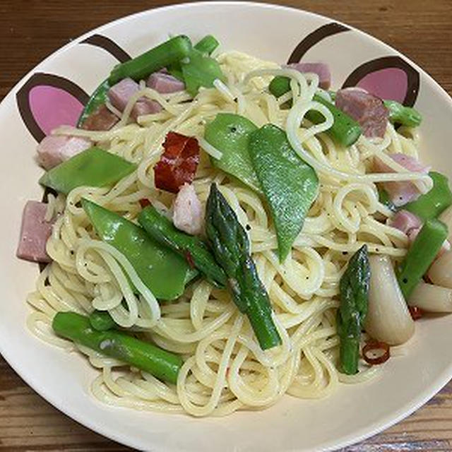 ベーコンとアスパラとえんどう豆のペペロンチーノ