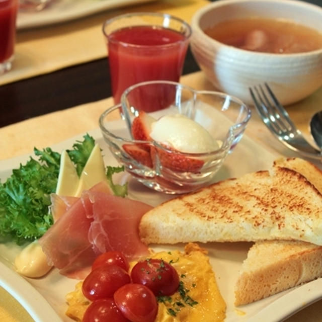 コーングリッツ&もちきび入りの食パンで休日の朝食。