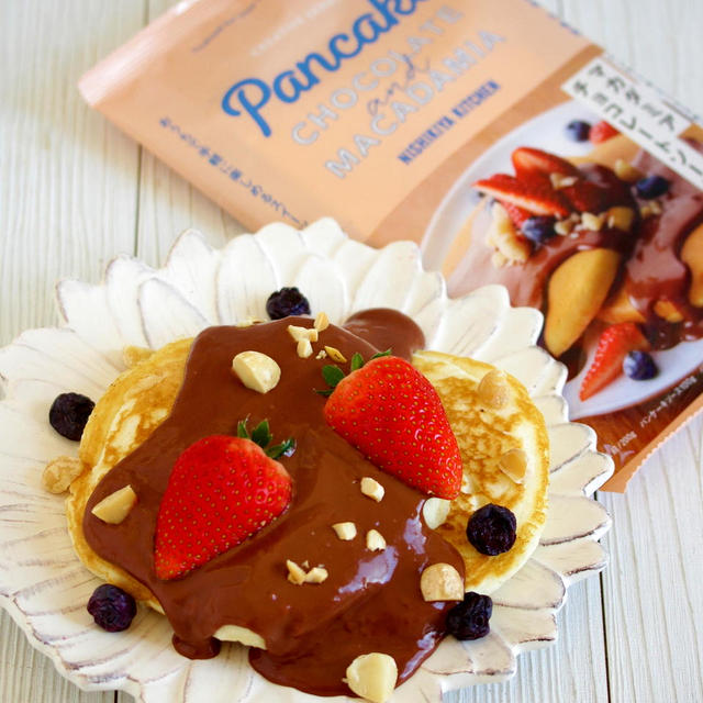 * マカダミアナッツ入りチョコレートソースのパンケーキ♪