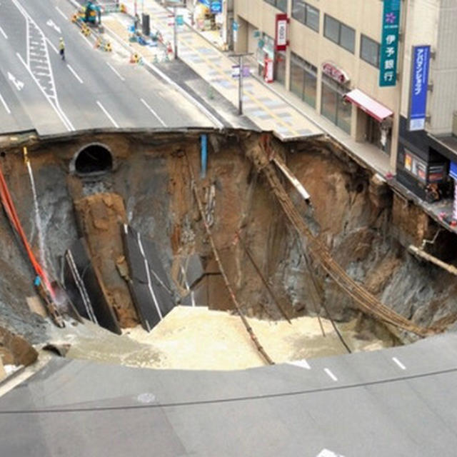 【ご心配ありがとうございます！】事件！！博多駅前の道路が陥没！？