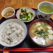 豆腐の味噌汁と納豆と梅きゅうり