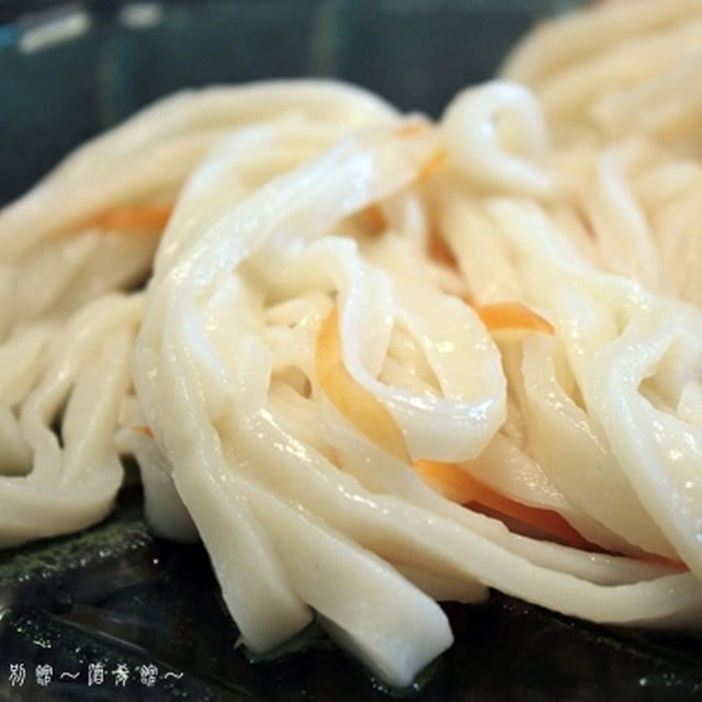 昆布水仕込みの自家製麺でグリーンカレーつけうどん。