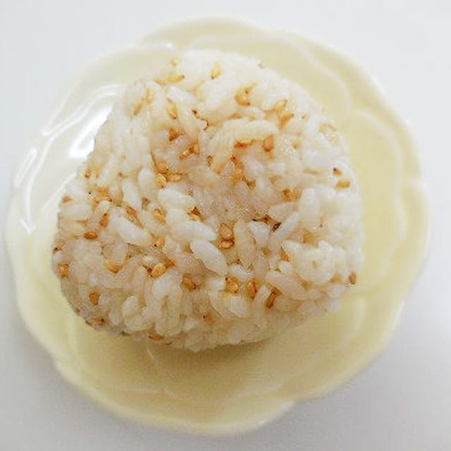 香ばしい醤油ごまとチーズのおにぎり♪