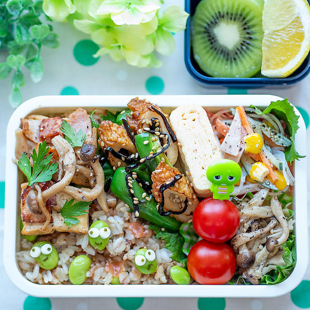 梅おかかと枝豆の混ぜご飯と作り置きで満腹弁当(´ε｀ )♡