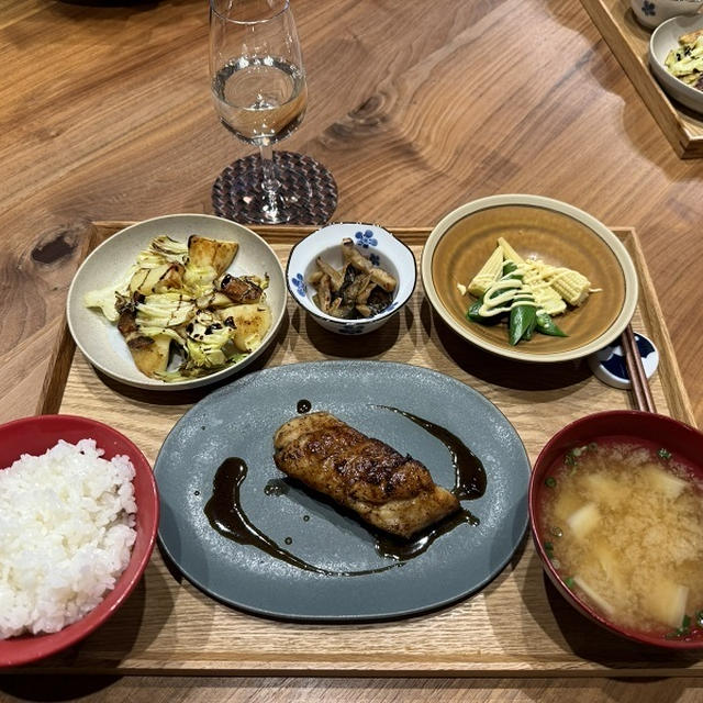 【献立】スズキのムニエル、じゃがいもとキャベツとニンニクのローズマリー風味炒め、茄子と舞茸とちくわの旨辛炒め、スナップエンドウとヤングコーンのサラダ、白菜のお味噌汁、日本酒