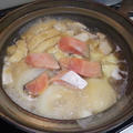 鮭とじゃがいも、玉ねぎを煮た鍋物「鮭のみぞれ鍋」