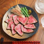 ぽん酢ローストビーフ柚子こしょう添え、牛もも肉をぽん酢しょう油で漬けると柔らかに！