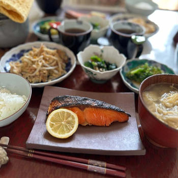 もやし✨の✨卵炒め✨と✨鮭✨で✨お昼ごはん✨