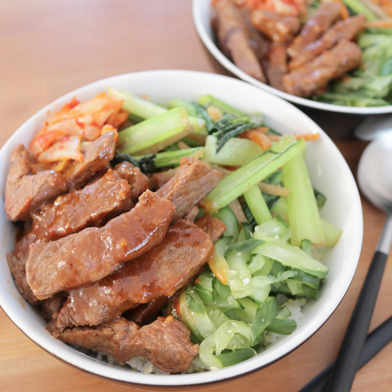 ステーキ肉で作る！野菜たっぷりビビン丼　【レシピ】