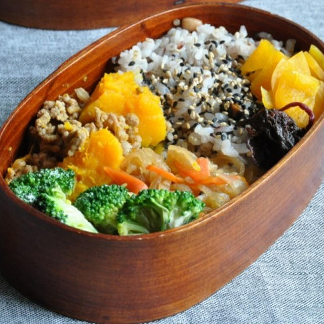 かぼちゃ煮弁当とお弁当箱。