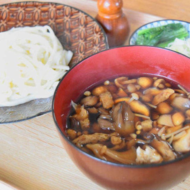 群馬県産きのこ汁うどん(きのこのつけつゆうどん)【ぐんまクッキングアンバサダー】きのこは冷凍でうまみアップ、温かいつけ汁で冷たいうどんを頂くのが武蔵野流！