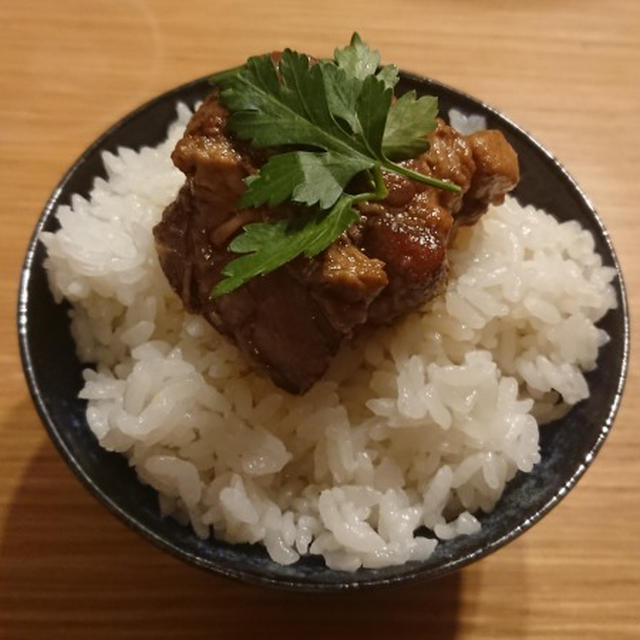 ラーメンスープで炊いたご飯に、煮込みスペアリブをのっけたやつ。