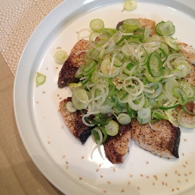 フライパンで香りよく中華仕立てに「焼き寒ぶりの葱まみれ」。