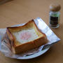 もりもりおいしい〈マヨ囲い♡卵おとしトースト〉のレシピ