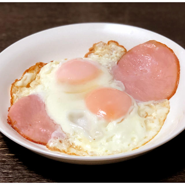 酒のつまみという位置のハムエッグ