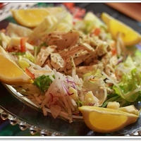 スパイス大使☆香りソルトで♪ハーブ風味の鶏肉と彩り野菜のリースサラダ☆