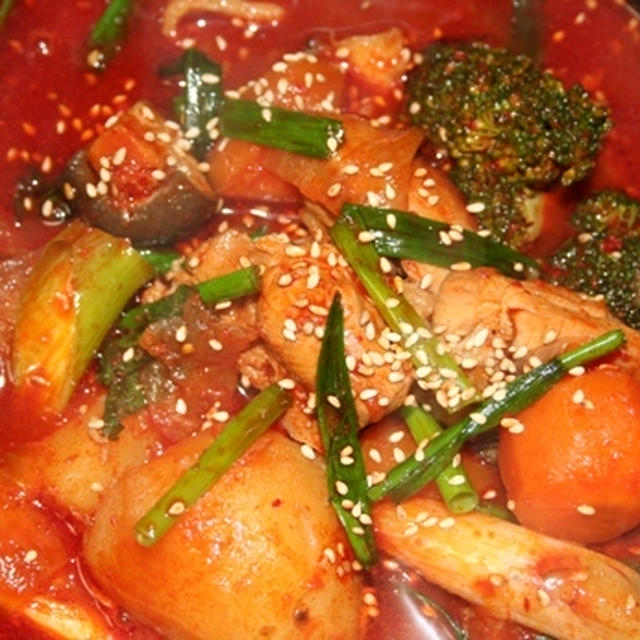メウンダックボックムタン（매운닭볶음탕）－－激辛～鶏肉と野菜の土鍋煮込み。