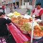 新疆ウイグル自治区の市場街の麺屋台