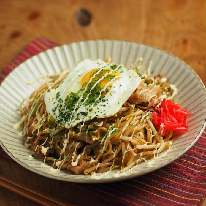 目玉焼きがのった焼きそば