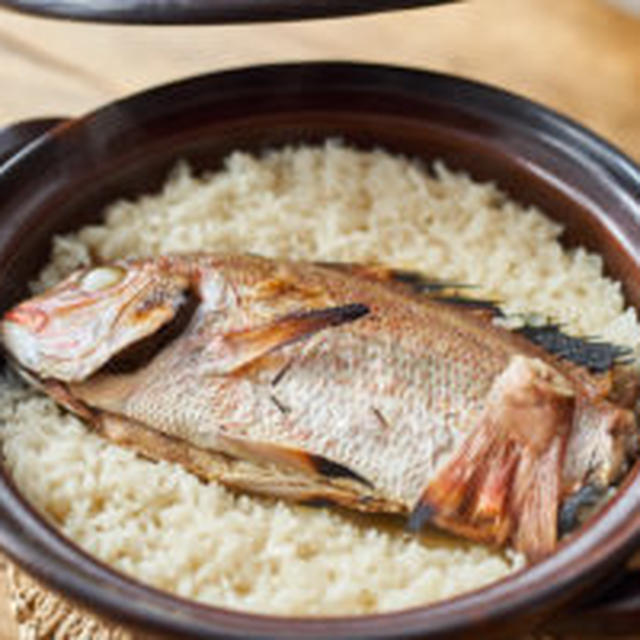 土鍋で鯛めし(鯛飯)