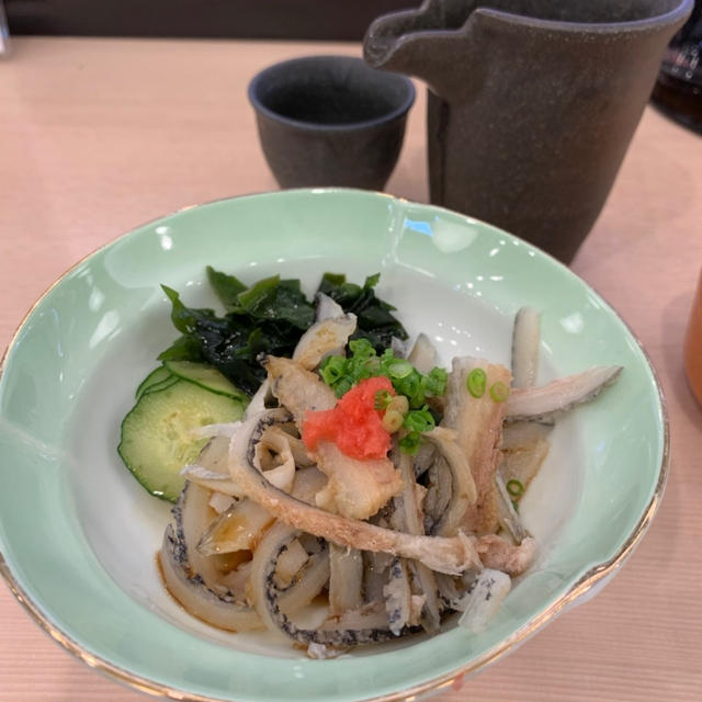 すしざんまいで、まぐろの皮の湯引きで一献