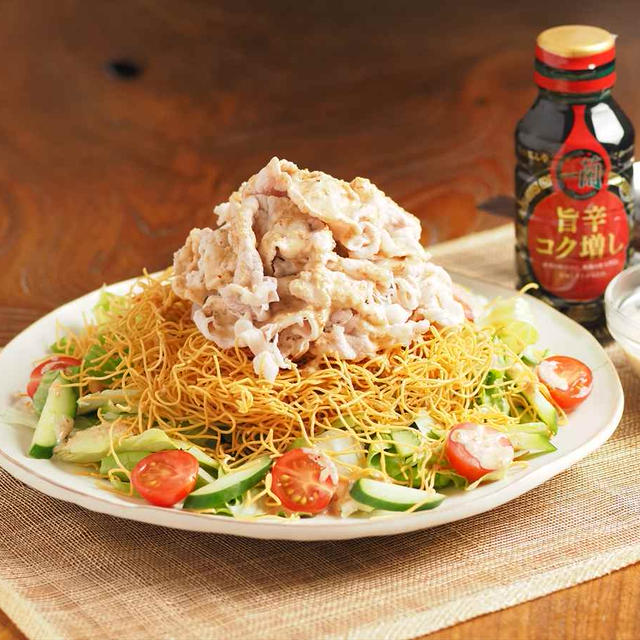 一蘭旨辛コク増しでパリパリ麺の冷しゃぶサラダ、一蘭旨辛コク増しは旨味、辛味、コクを簡単に入れられる便利な調味料