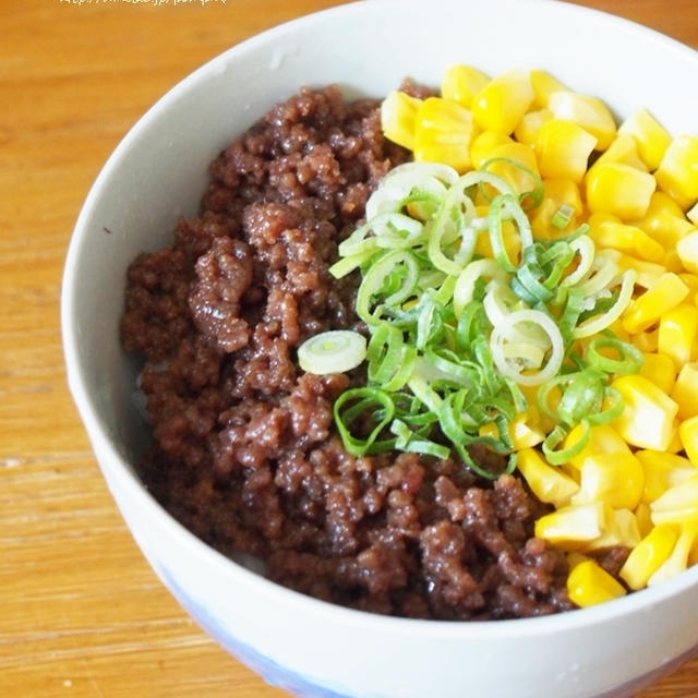 2色 の そぼろ丼。