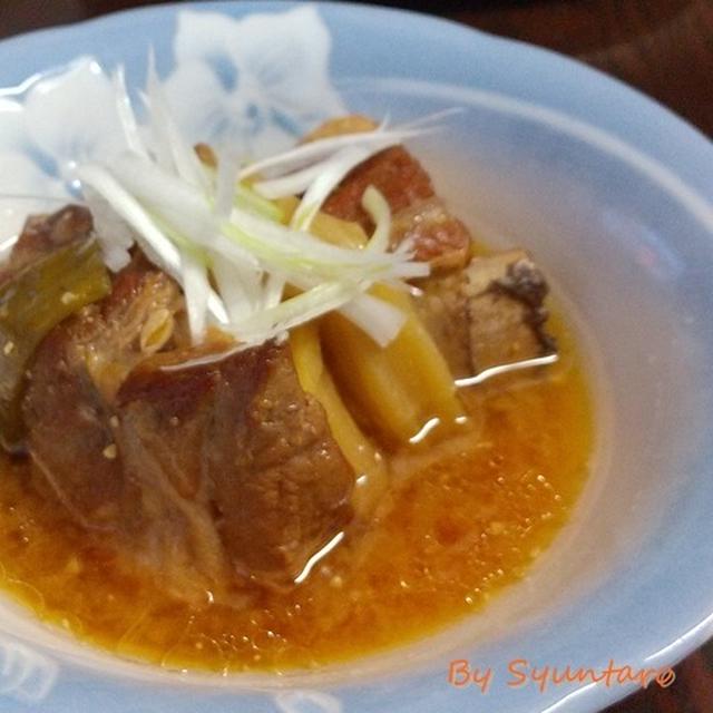 【郷土料理・鹿児島】圧力鍋でとろとろ『豚骨の味噌煮』～野菜はシンプルに長ネギと生姜のみ～