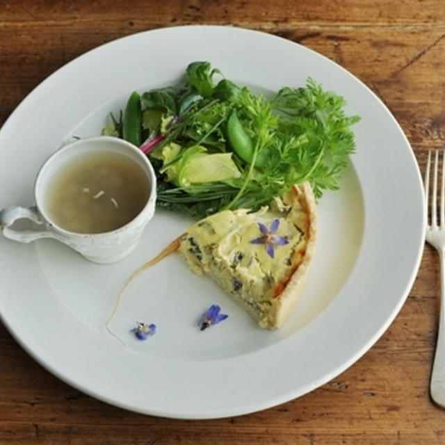 休日ブランチ　蕎麦の実・玉ねぎ・ヒラタケの冷製スープ、　玉葱とマッシュルームの豆腐クリームのキッシュ