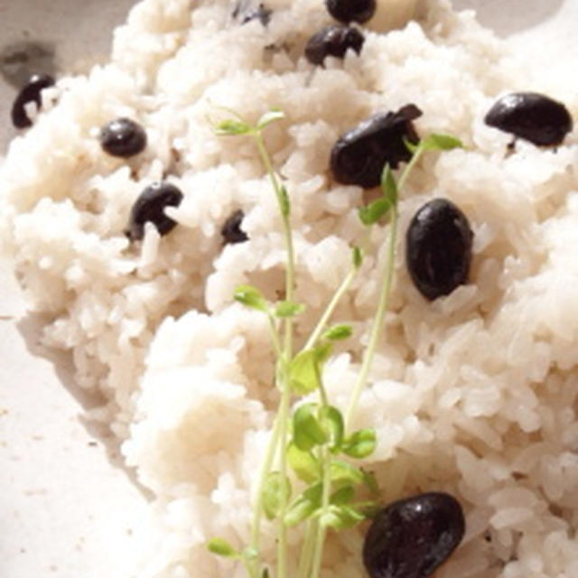 昼食に黒豆おこわ
