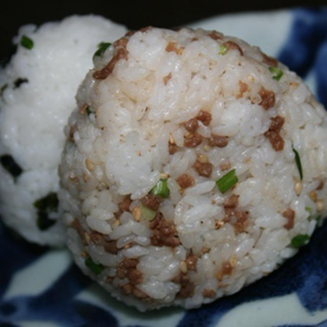 10月5日　　朝弁　　肉そぼろ＆明太わかめにぎり