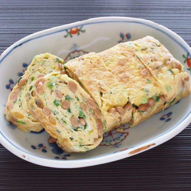 【お弁当に朝食に】口当たりふんわり！にらと納豆のマヨ入り卵焼き