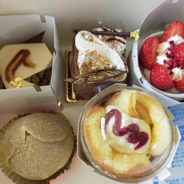 なんかケーキ買ってました