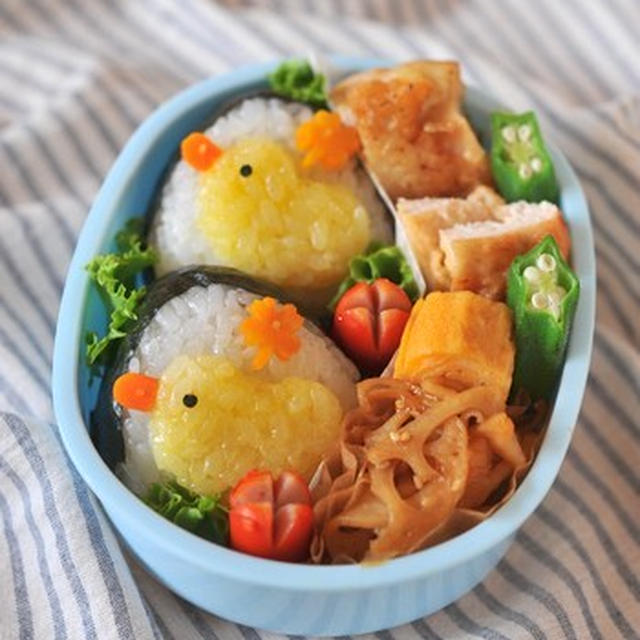 貼り付けおにぎりでヒヨコのお弁当