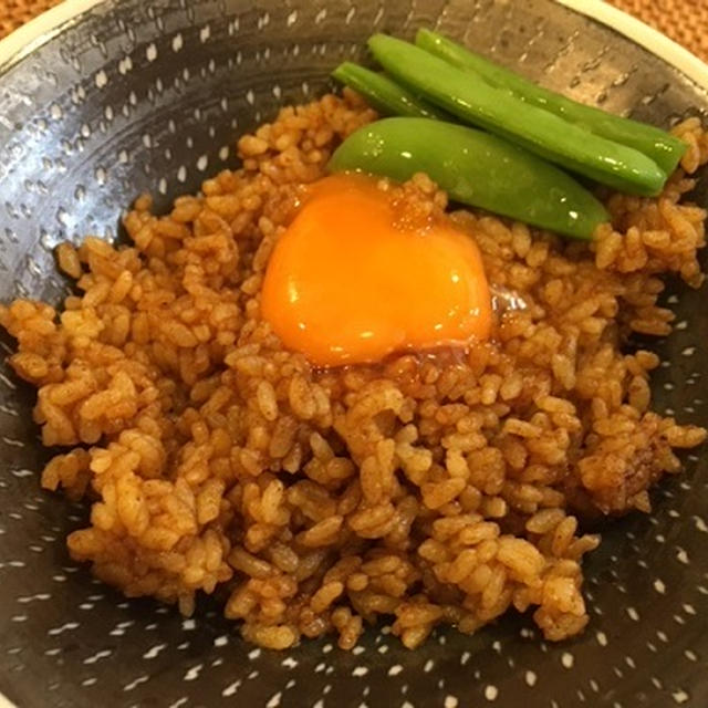 カレーピラフに玉子かけ