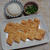 カリカリに焼いた油揚げ、鶏むね肉のたたき
