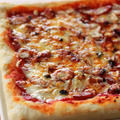 ピザは家で作れます「トマトとガーリックのピザ」「ソーセージと玉ねぎのピザ」