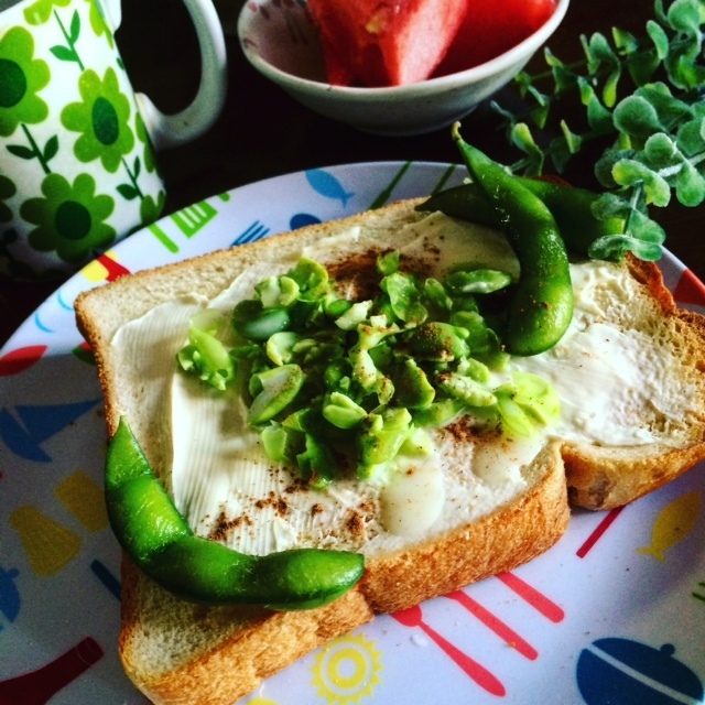 朝食に☆枝豆とクリームチーズのシナモンかけトースト