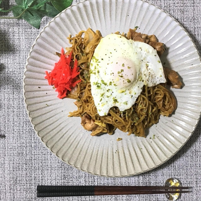 手軽で美味しいの超定番！目玉焼きのせソース焼きそばの作り方