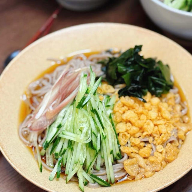 暑い日のお助けランチ！晩酌の〆にも◎火を使わずラクしてうまい♡冷たい具沢山たぬき蕎麦♪