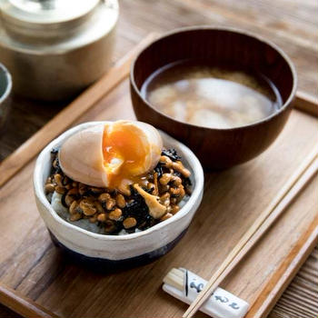 ひじき納豆味玉メシ