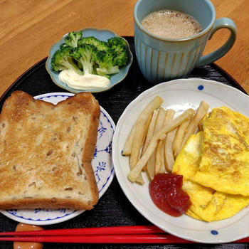 ポテトのチーズオムレツとトースト