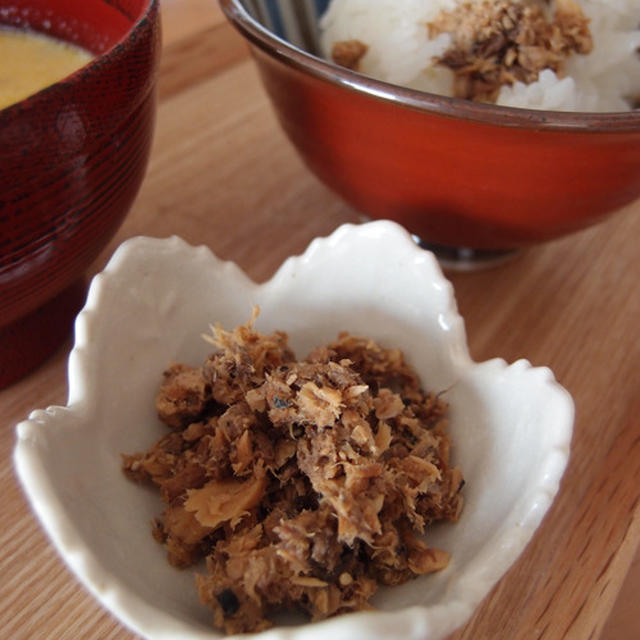 サバの味噌煮缶を使ってサバそぼろ