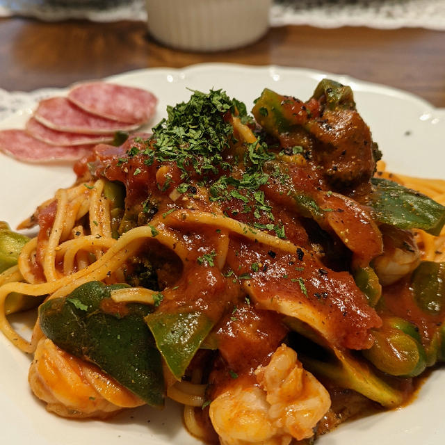 海老トマトソーススパゲッティと白ワインとサラミ