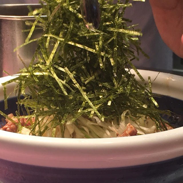 甘辛さと温玉とラー油の絡んだ麺がクセになります♡.明日から丸亀製麺で食べれる新商品は…...
