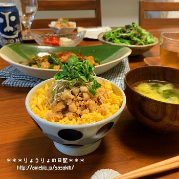 *マグロのそぼろで３色丼*