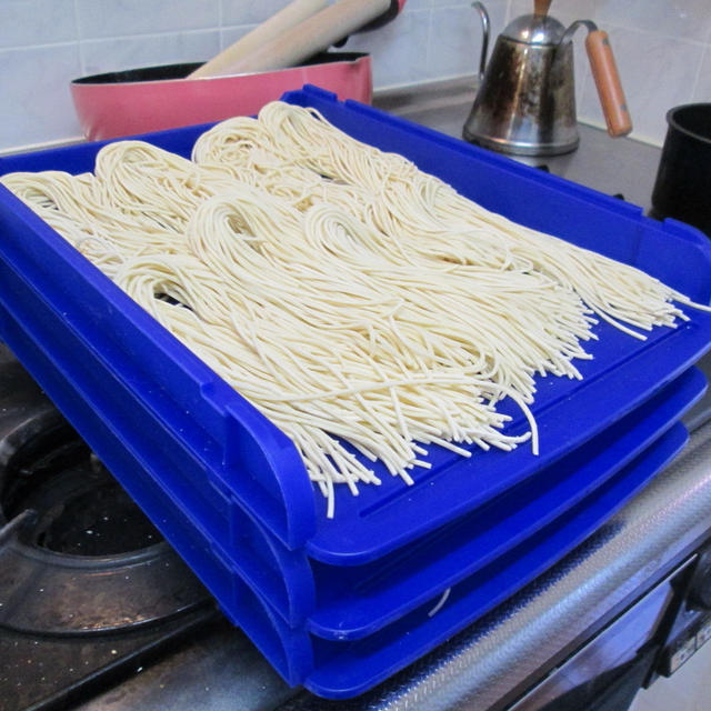 「麺箱、番重、コンテナ」色んな呼び方があるけど。