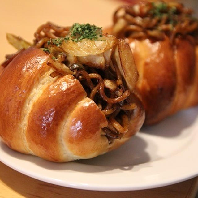 バターロールで焼きそばパン♪