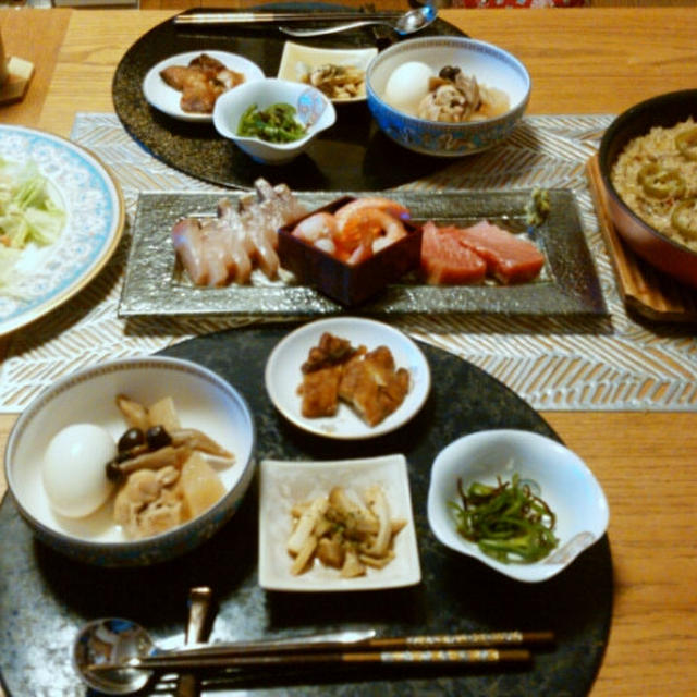 サーモンマリネと和風パエリアにお刺身と小鉢。えらく贅沢（笑）な晩酌に。